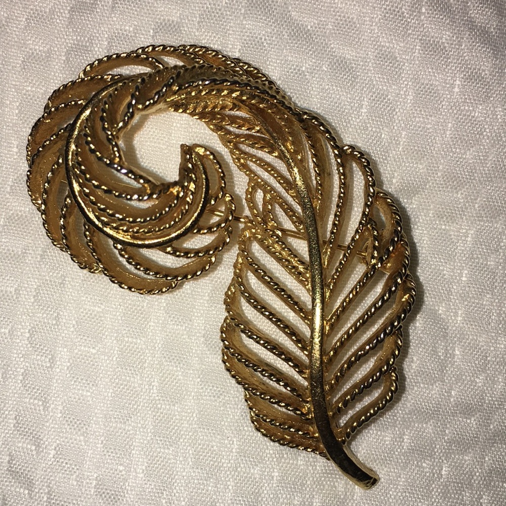 Lisner Gold tone vintage brooch